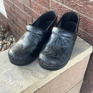 Wonen’s Dansko slip on shoes. Size 39 (9)